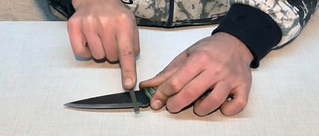 Hardening the cutting edge of a knife with graphite