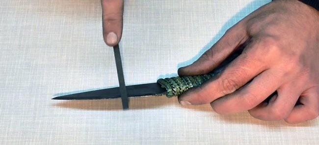 Hardening the cutting edge of a knife with graphite