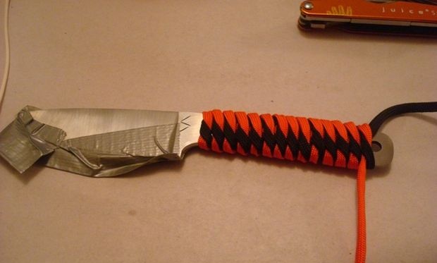 Paracord braiding of knife handle