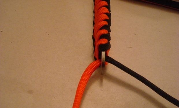 Paracord braiding of knife handle