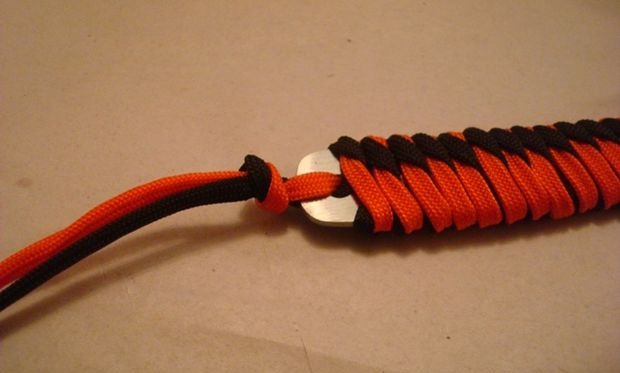 Paracord braiding of knife handle