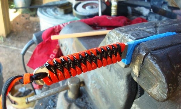 Paracord braiding of knife handle