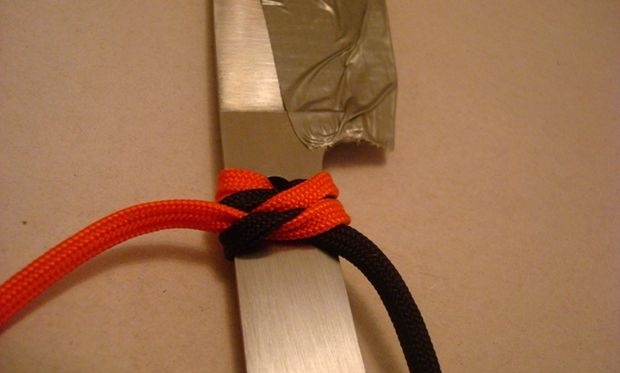 Paracord braiding of knife handle