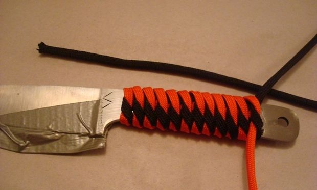 Paracord braiding of knife handle