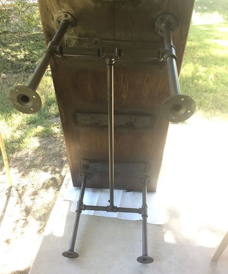 Retro style table with pipe base