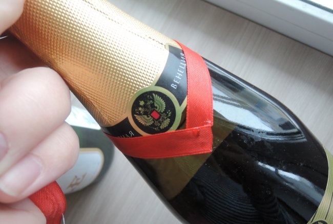 How to decorate a bottle of champagne for the New Year