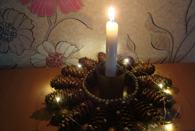 New Year's candlestick made of pine cones