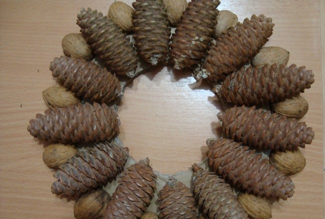 New Year's candlestick made of pine cones