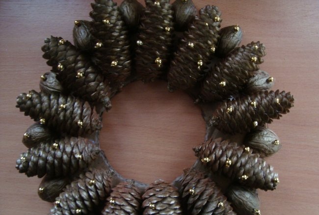 New Year's candlestick made of pine cones