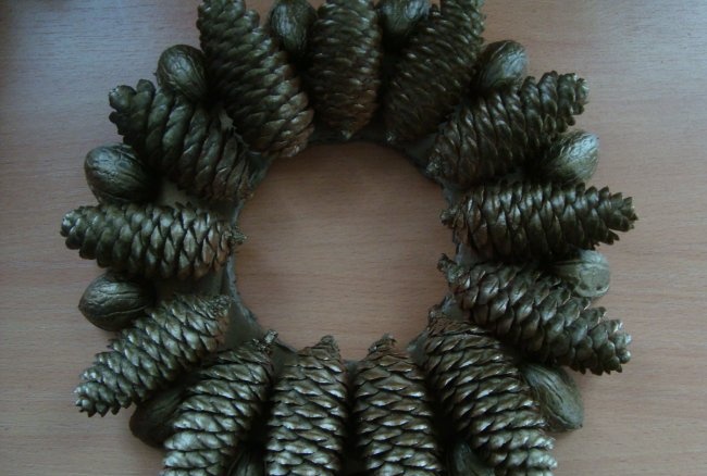 New Year's candlestick made of pine cones