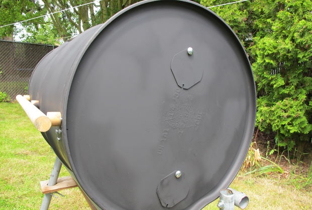 How to make a barbecue grill from a barrel