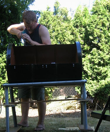 How to make a barbecue grill from a barrel