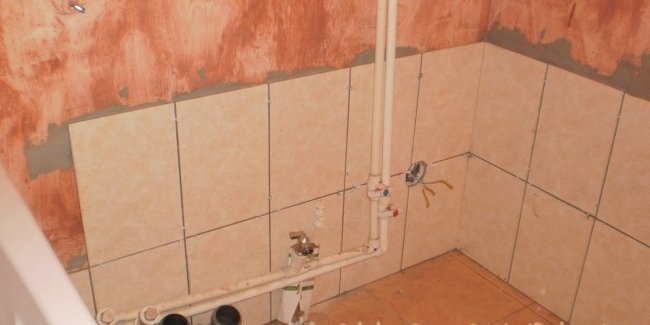 Laying tiles on walls and floors