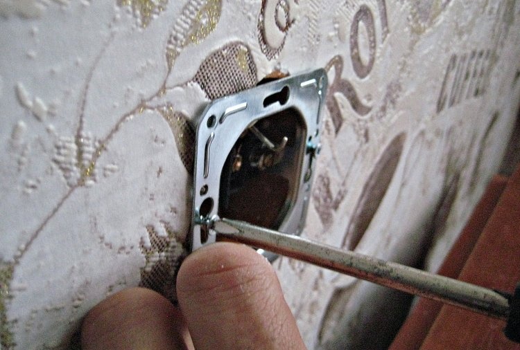 How to install a socket yourself