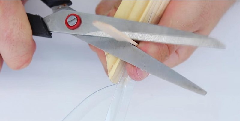 Device for unscrewing lids on jars