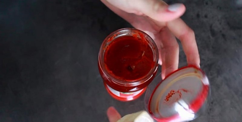 Device for unscrewing lids on jars