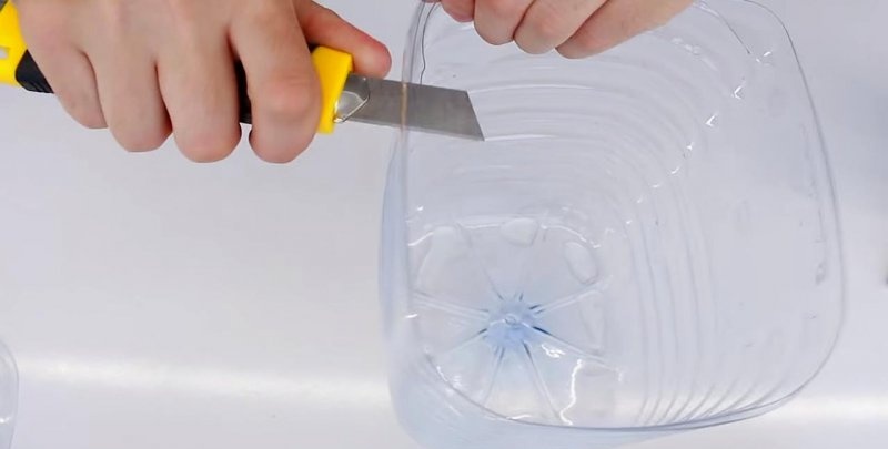 Device for unscrewing lids on jars