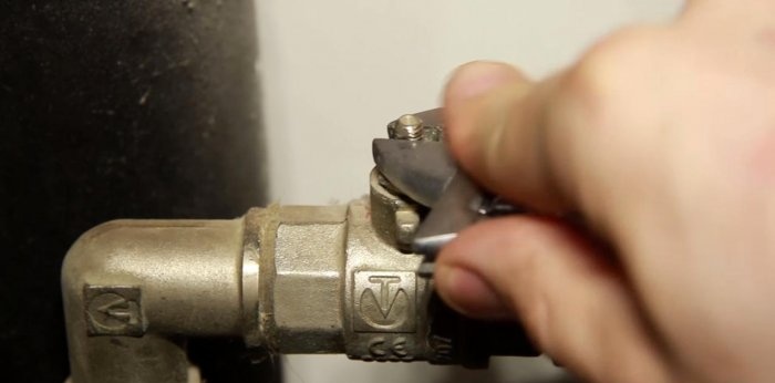 How to close a ball valve if it is stuck