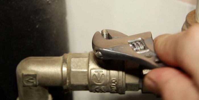 How to close a ball valve if it is stuck