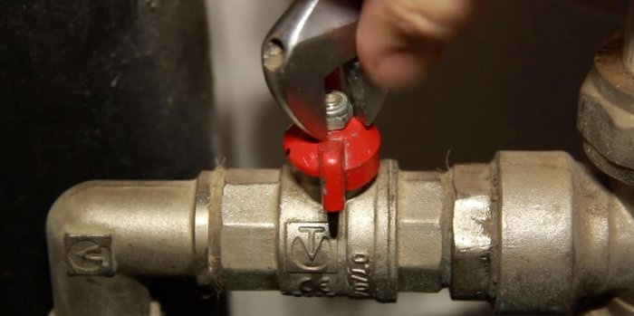 How to close a ball valve if it is stuck