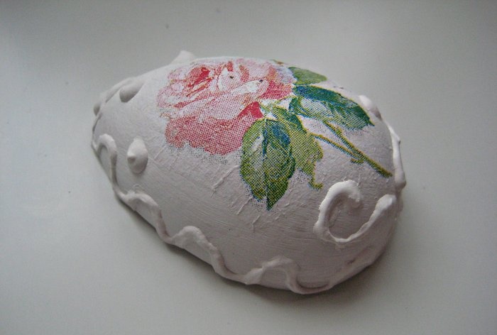 Easter magnets made of plaster