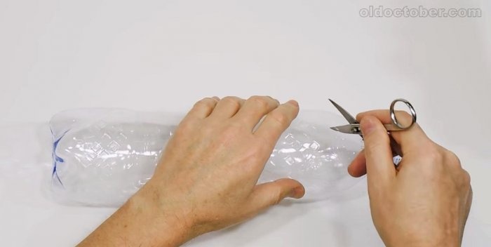 Knife for cutting tape from plastic bottles