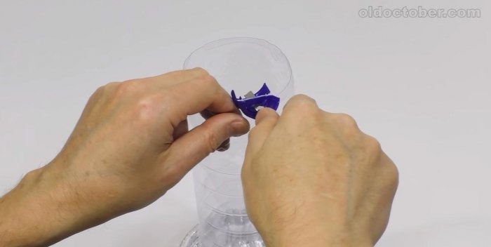 Knife for cutting tape from plastic bottles