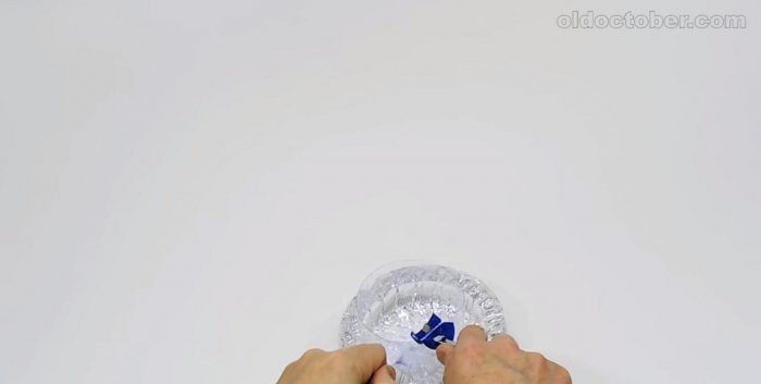 Knife for cutting tape from plastic bottles