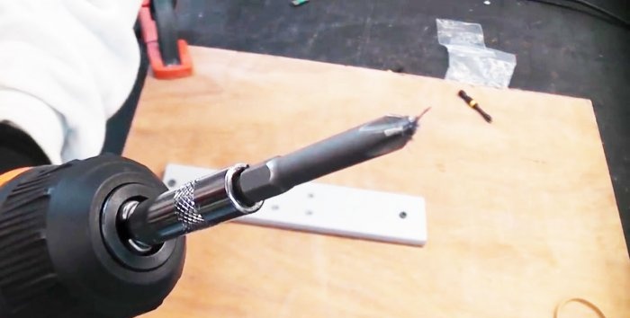 How to unscrew a licked screw using a tourniquet