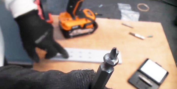 How to unscrew a licked screw using a special bit