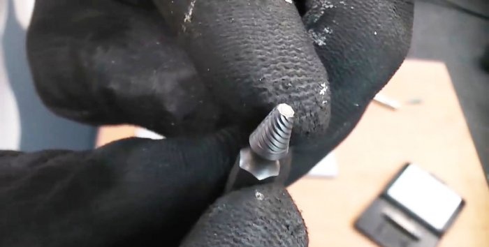 How to unscrew a licked screw using an extractor