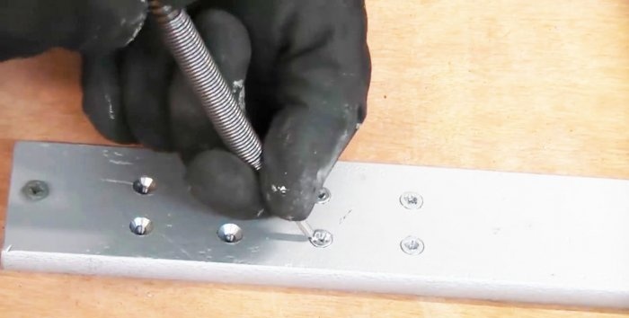 How to unscrew a licked screw using a core punch