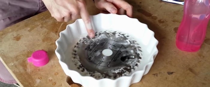 How to quickly clean a circular saw