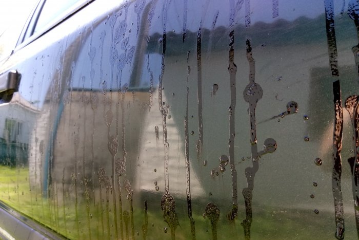 Removing bitumen stains from a car body