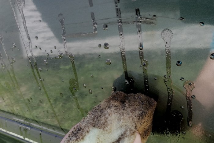 Removing bitumen stains from a car body