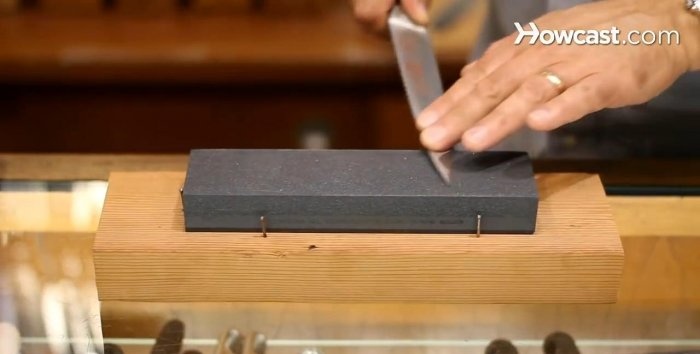 How to sharpen a knife on a stone correctly