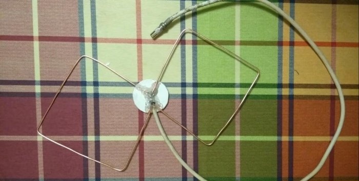 Simple antenna for digital television