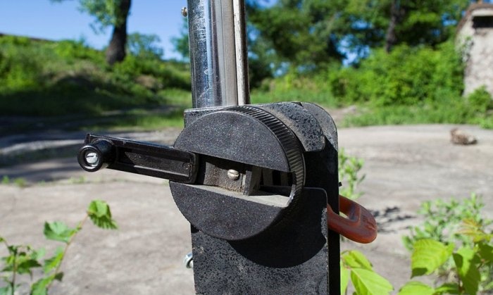 Sharpening a kitchen knife on a homemade machine