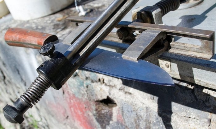 Sharpening a kitchen knife on a homemade machine