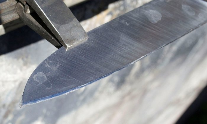 Sharpening a kitchen knife on a homemade machine