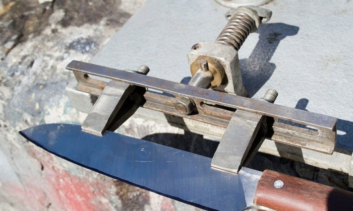 Sharpening a kitchen knife on a homemade machine