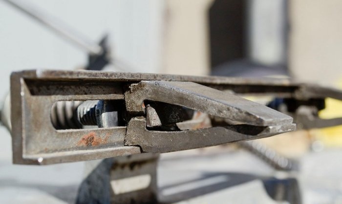 Sharpening a kitchen knife on a homemade machine