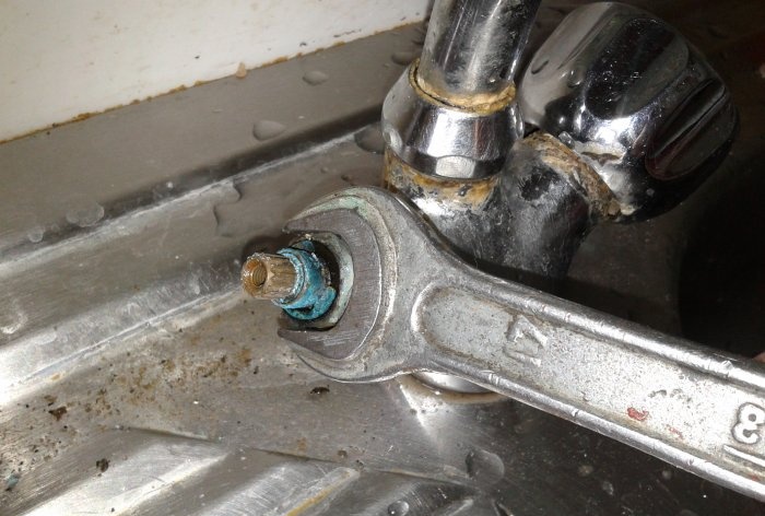 Kitchen faucet repair