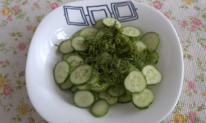 Super-fast lightly salted cucumbers in a jar in 15 minutes