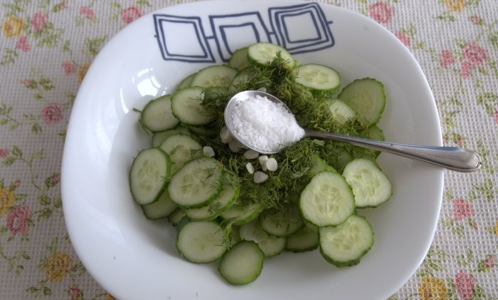 Super-fast lightly salted cucumbers in a jar in 15 minutes