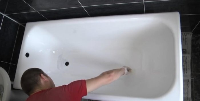 Do-it-yourself bathtub restoration with liquid acrylic