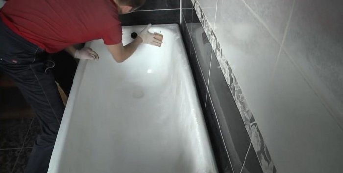 Do-it-yourself bathtub restoration with liquid acrylic