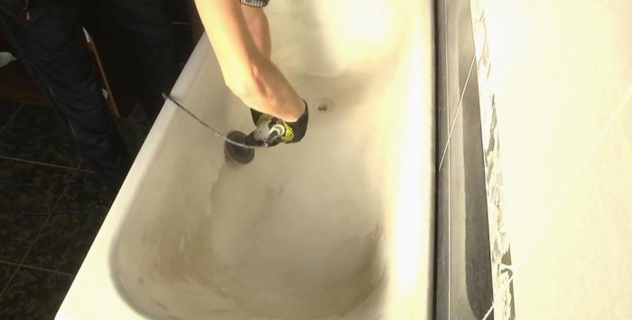 Do-it-yourself bathtub restoration with liquid acrylic