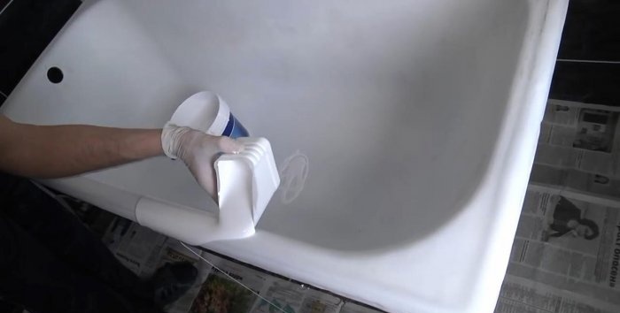 Do-it-yourself bathtub restoration with liquid acrylic