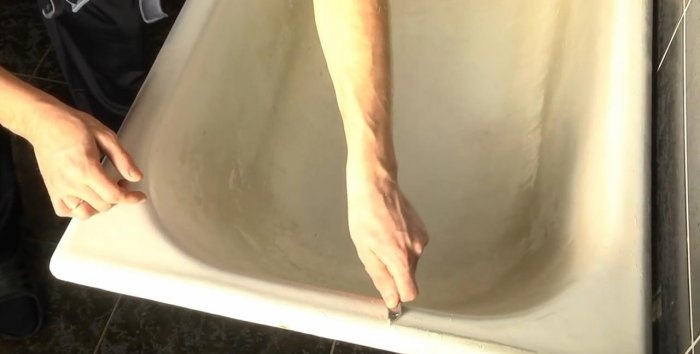 Do-it-yourself bathtub restoration with liquid acrylic